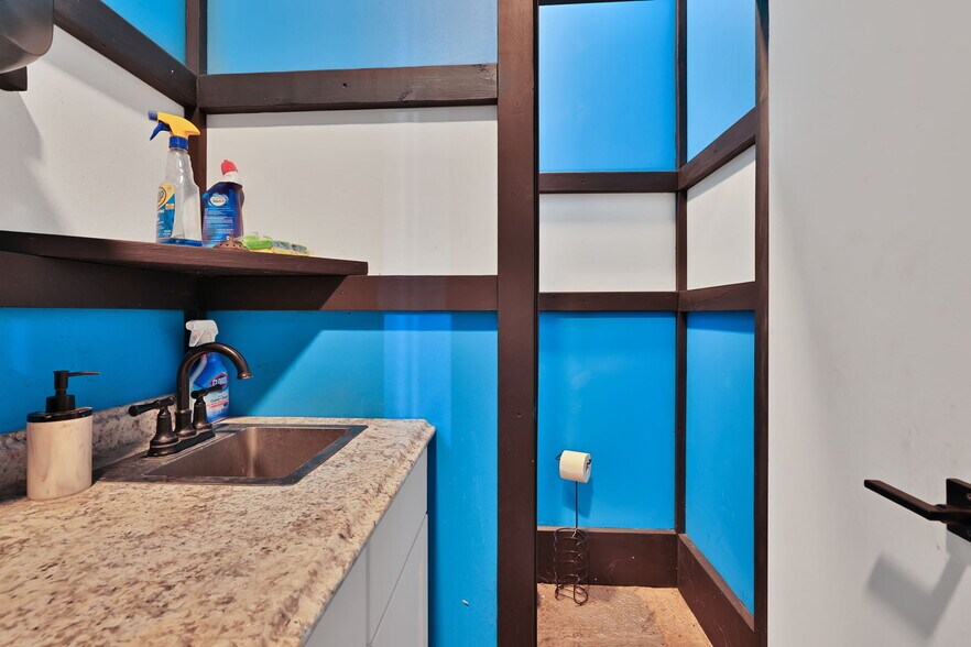 More Photos Of 817 E Main St, Tomball Warehouse For Sale