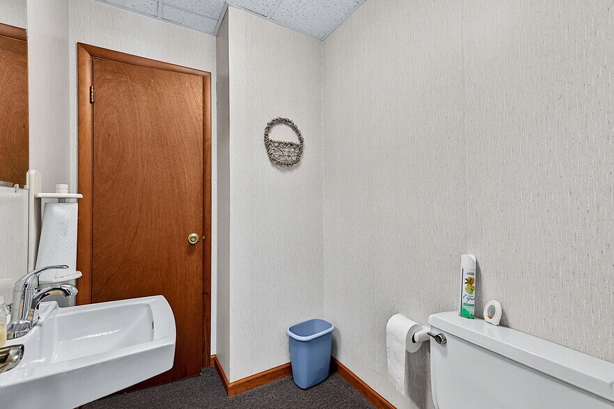 More Photos Of 7102 E Pendleton Pike, Indianapolis Office For Sale