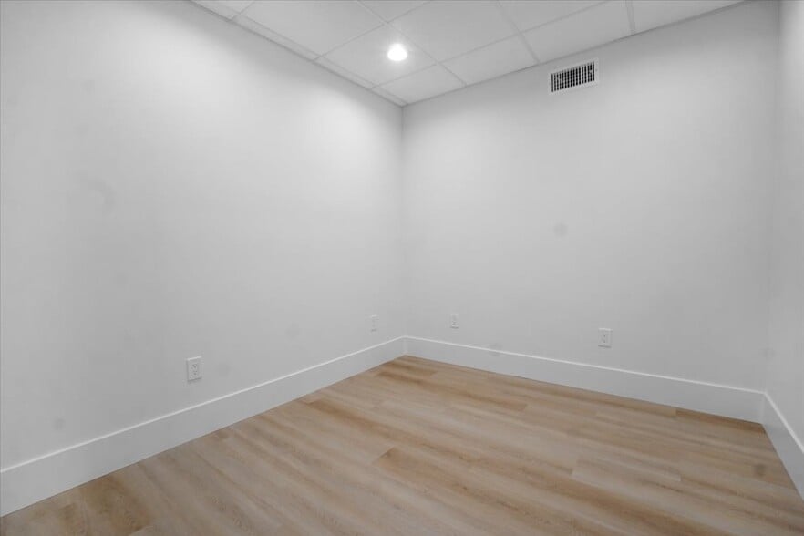 More Photos Of 1240 N Jefferson St, Anaheim Warehouse For Sale