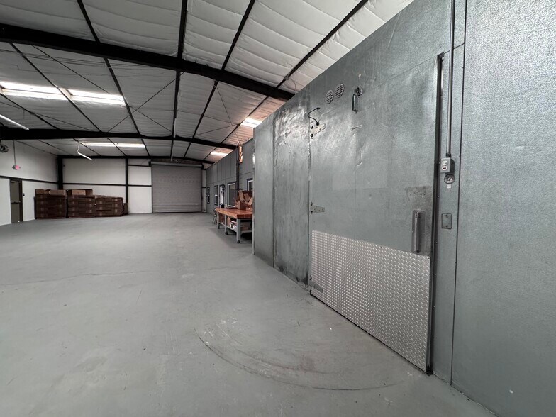 More Photos Of 814 Jackson St, Bakersfield Warehouse For Lease