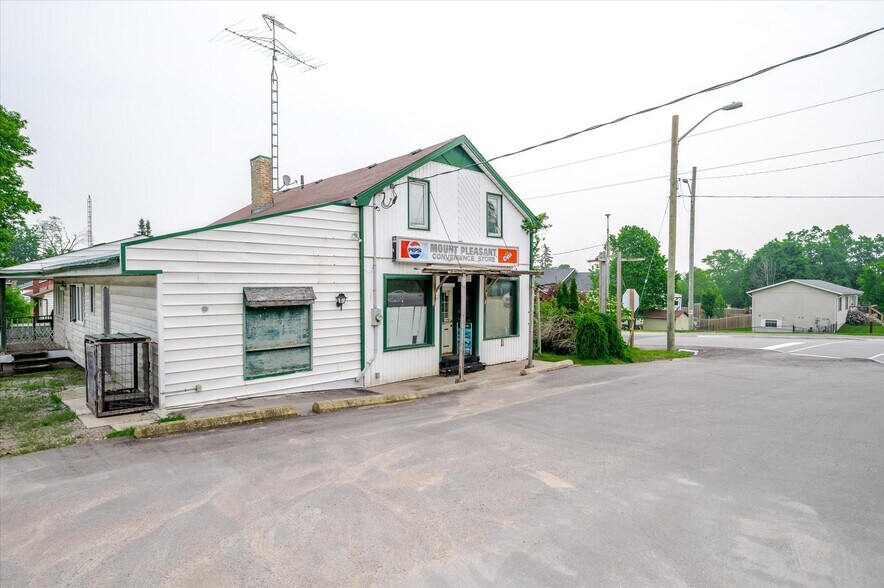 More Photos Of 2449 Queen Mary St, Cavan Storefront Retail Residential For Sale