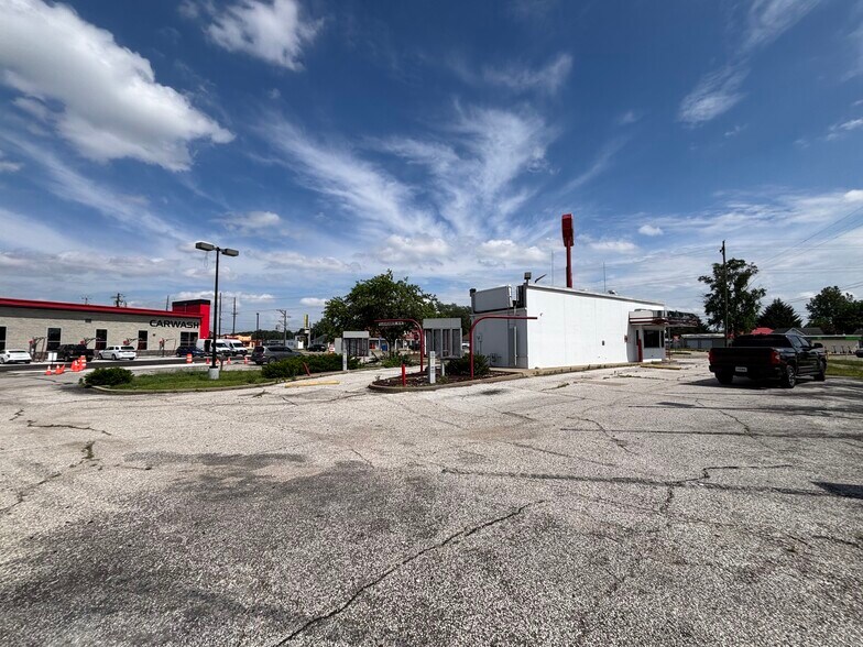 More Photos Of 2022 N 6th St, Vincennes Fast Food For Lease