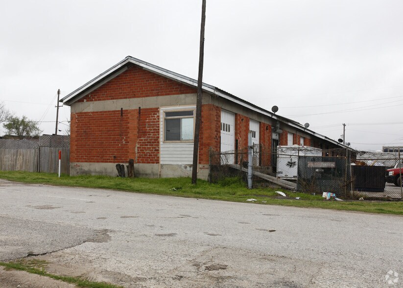 More Photos Of 2121 Congress St, Houston Warehouse For Sale