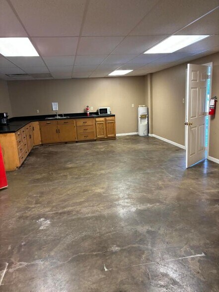 More Photos Of 1114 W Bankhead St, New Albany Showroom For Sale