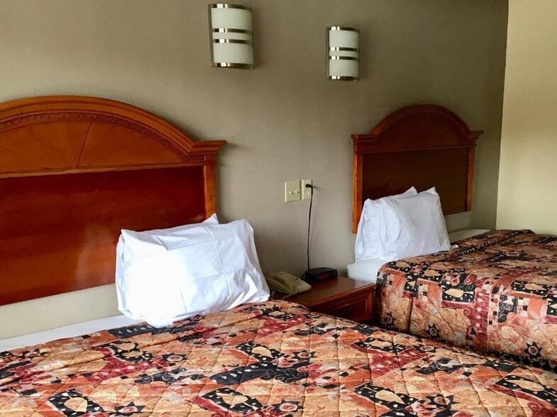 More Photos Of 600 W Palestine St, Mexia Hotel For Sale