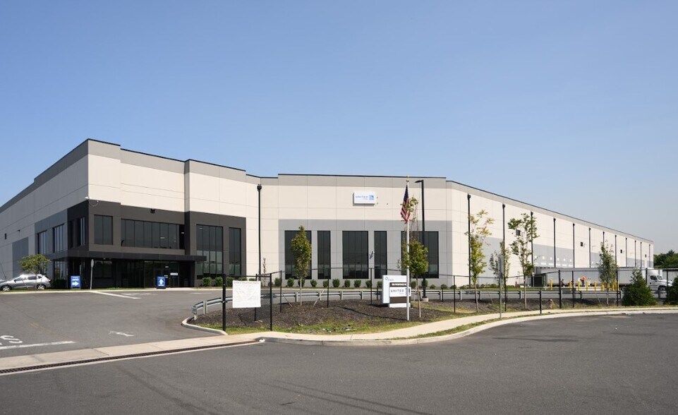 More Photos Of 100 Frontage Rd, Newark Distribution For Lease