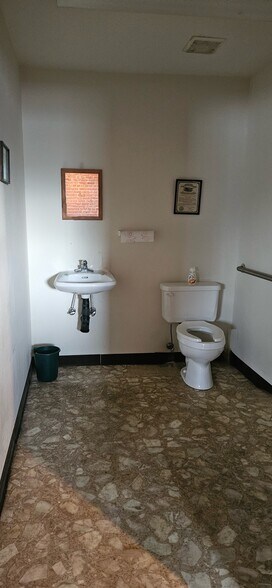 More Photos Of 306 W Main St, South Hill Flex For Lease