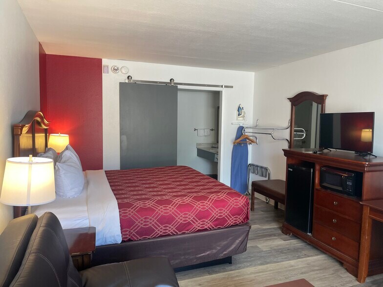 More Photos Of 3269 Shepherd of the Hills Expy, Branson Hotel For Sale