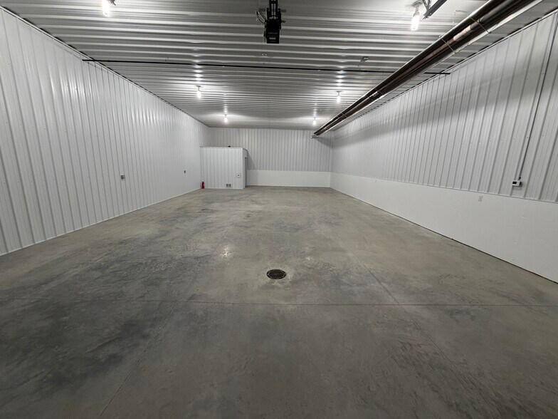 More Photos Of 2014 Cabintown Rd, Bloomington Industrial For Lease