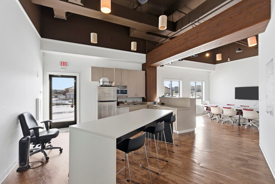 More Photos Of 5552 N Farmer Branch Rd, Ozark Office For Sale