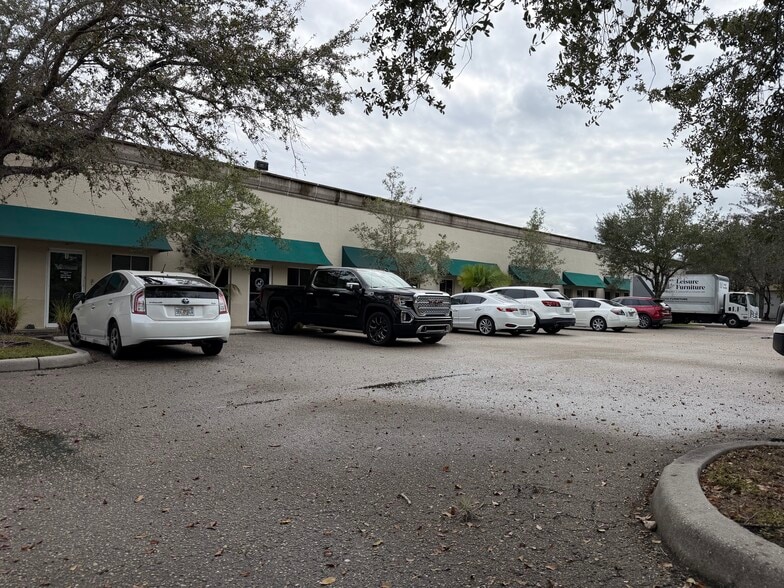 More Photos Of 1076 Business Ln, Naples Showroom For Sale