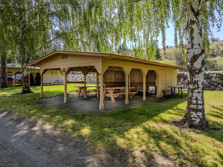 More Photos Of 10 McCammon Rd, Tonasket Hotel For Sale