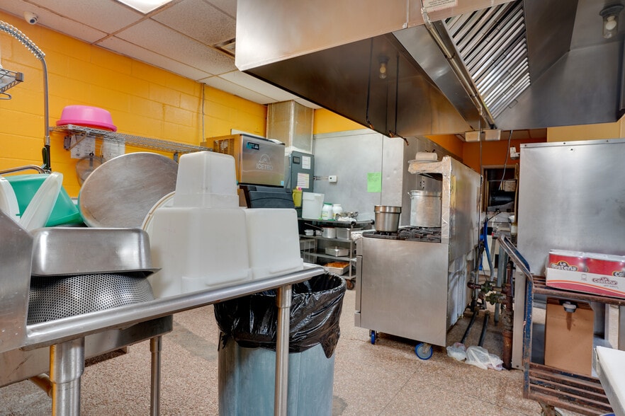 More Photos Of 411 National Hwy, Thomasville Hotel For Sale