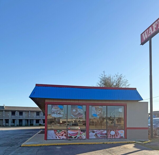 More Photos Of 2401 W Main St, Durant Restaurant For Lease