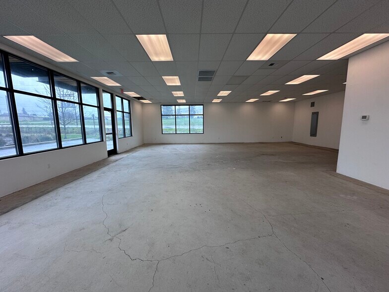 More Photos Of 104 Clover Leaf Loop, Sutherlin Storefront For Lease