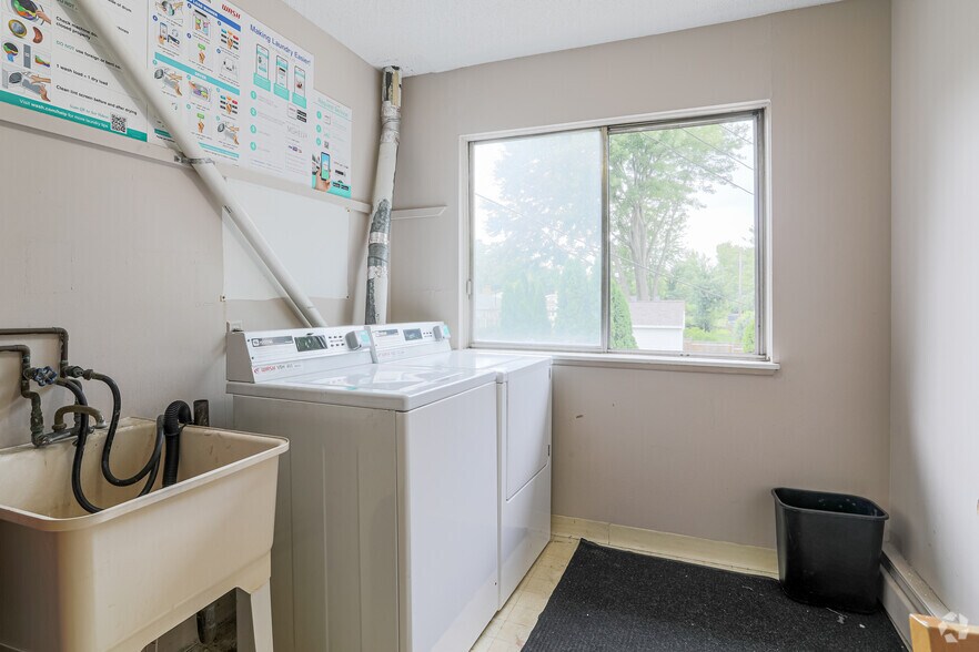 More Photos Of 909 E Jolly Rd, Lansing Multifamily For Sale