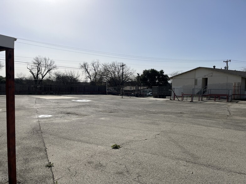 More Photos Of 2502 Harry Wurzbach Rd, San Antonio Flex For Sale
