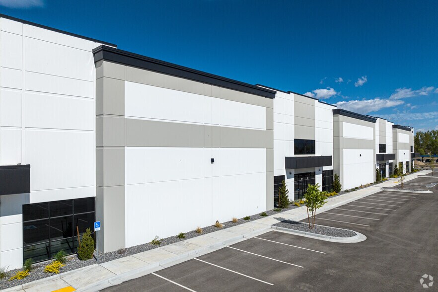 More Photos Of 593-689 N Saratoga Rd, Saratoga Springs Warehouse For Lease