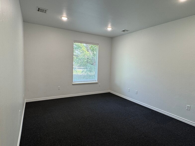 More Photos Of 817 Irish Ln, Edmond Office For Lease