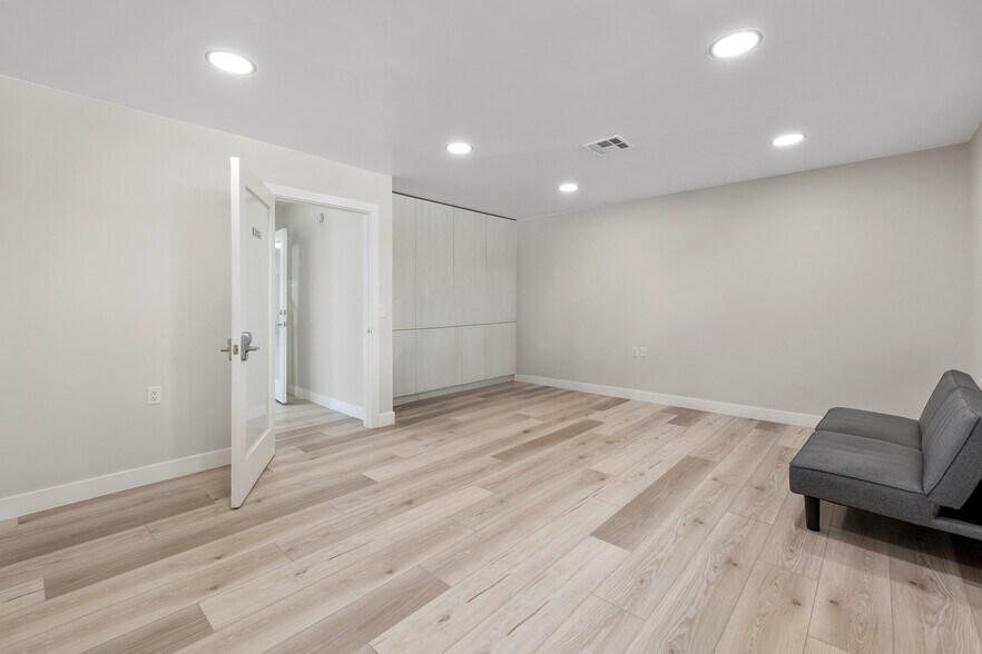 More Photos Of 121-123 S Victory Blvd, Burbank Storefront Retail Office For Sale