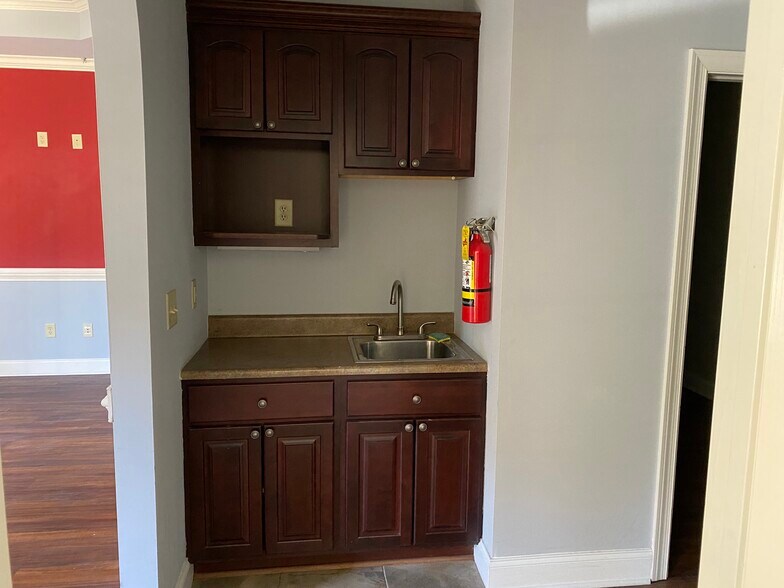 More Photos Of 5655 Lake Acworth Dr NW, Acworth Medical For Lease