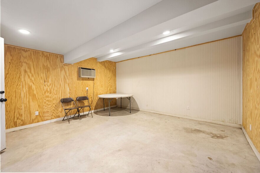 More Photos Of 121 S Nelson Ave, Gentry Light Manufacturing For Sale