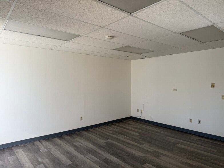 More Photos Of 50 Beaver Brook Rd, Danbury Warehouse For Lease