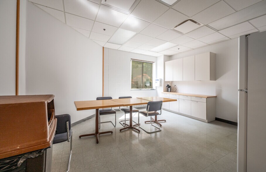 More Photos Of 10 Mile Hill Rd, Newtown Warehouse For Lease