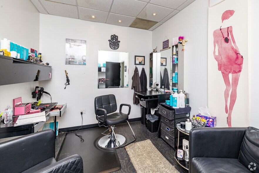 More Photos Of 10040-10046 N Port Washington Rd, Mequon Storefront Retail Office For Lease