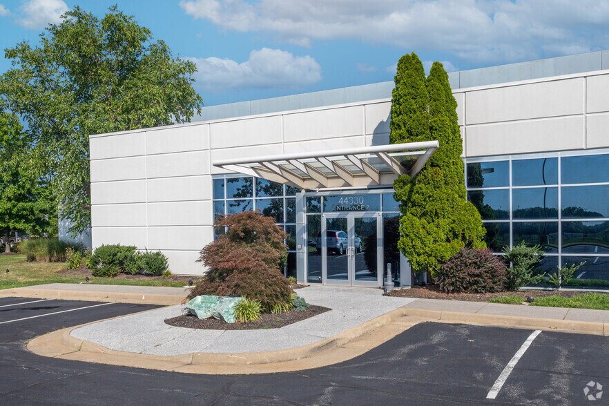 More Photos Of 44330 Mercure Cir, Dulles Showroom For Lease