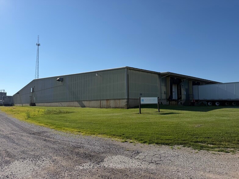 More Photos Of 703 N Chestnut St, Huntingburg Distribution For Sale
