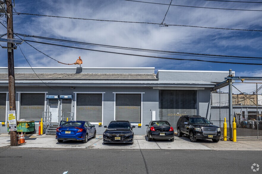 More Photos Of 202-220 Vanderpool St, Newark Warehouse For Lease