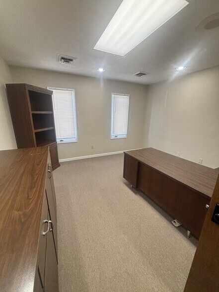 More Photos Of 1011 N Broadway St, Knoxville Office For Lease
