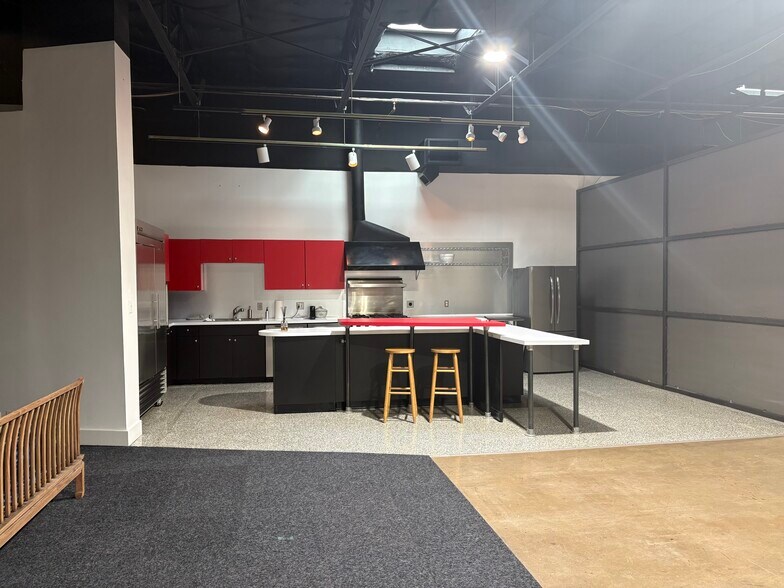 More Photos Of 2119-2133 Farrington St, Dallas Warehouse For Sale