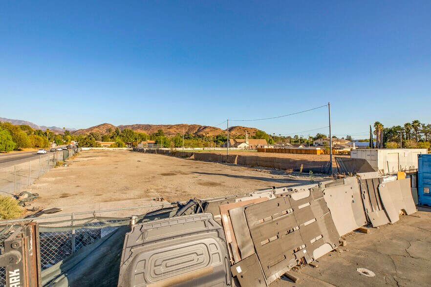 More Photos Of 9052-9058 Sunland Blvd, Sun Valley Office For Sale