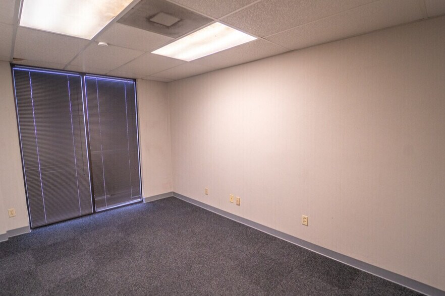 More Photos Of 1404 E Rio Grande St, Victoria Warehouse For Sale