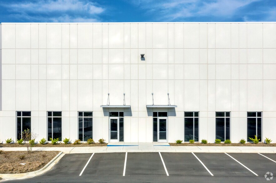 More Photos Of 3437 Stateview Blvd, Fort Mill Distribution For Lease