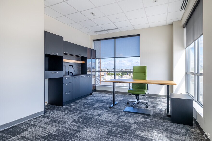 More Photos Of 4700-4702 Rue Louis-B.-Mayer, Laval Showroom For Sale