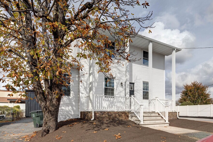 More Photos Of 12 Jansen Ave, Woodbridge Warehouse For Sale