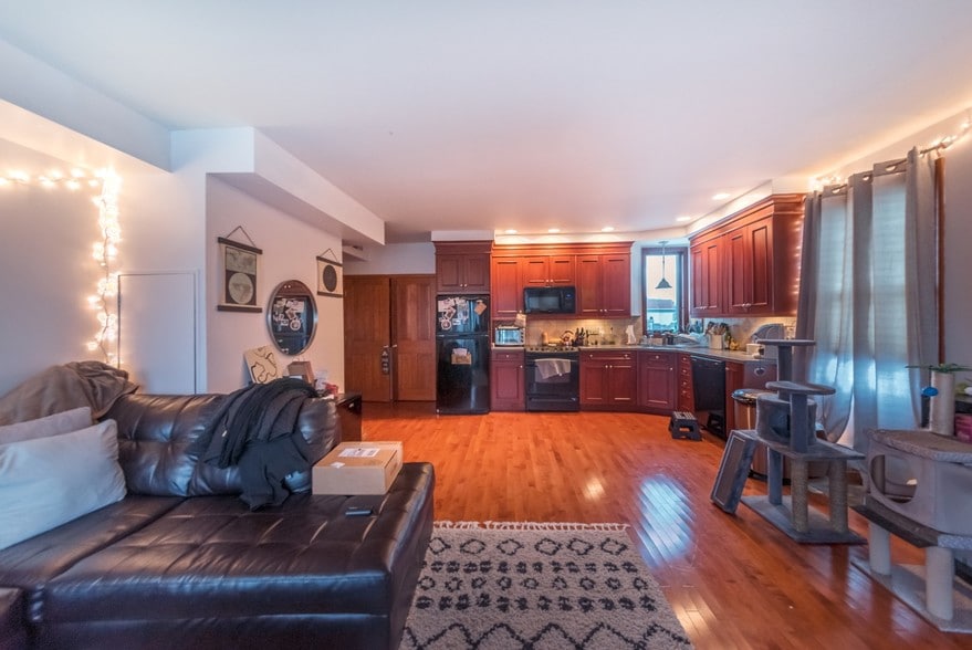 More Photos Of 11 Main St, Kingston Restaurant For Sale