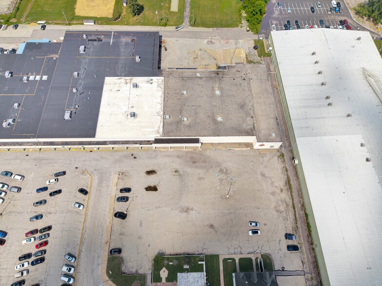 More Photos Of 100 Chamber Plz, Charleroi Supermarket For Lease