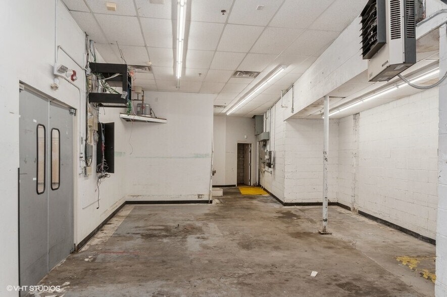 More Photos Of 610 S Genesee St, Waukegan Convenience Store For Lease