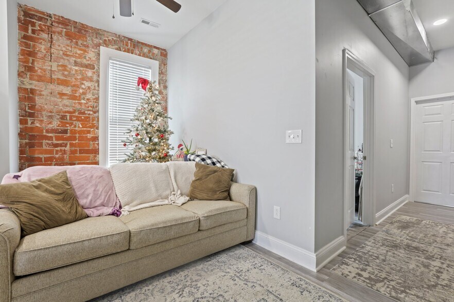 More Photos Of 14 W Depot St, Pataskala Showroom For Sale