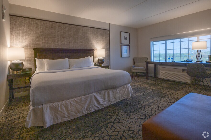 More Photos Of 1110 Willow Rd, Northbrook Hotel For Sale