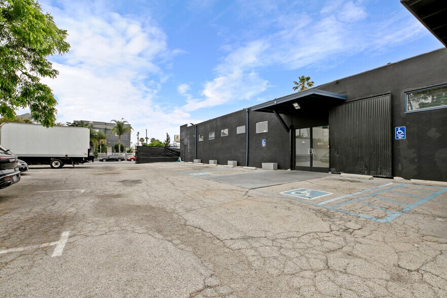 More Photos Of 1604 Venice Blvd, Los Angeles Showroom For Lease