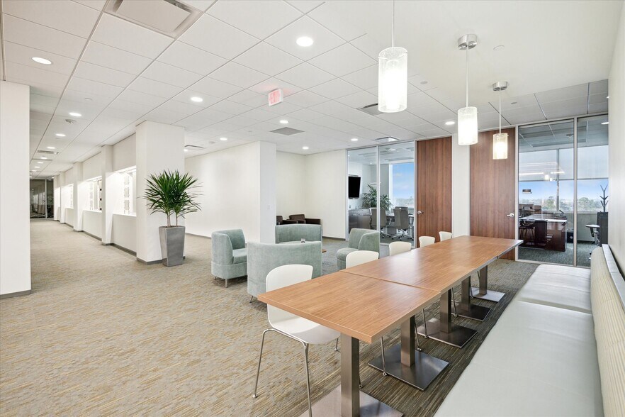 More Photos Of 9090 Katy Fwy, Houston Medical For Lease