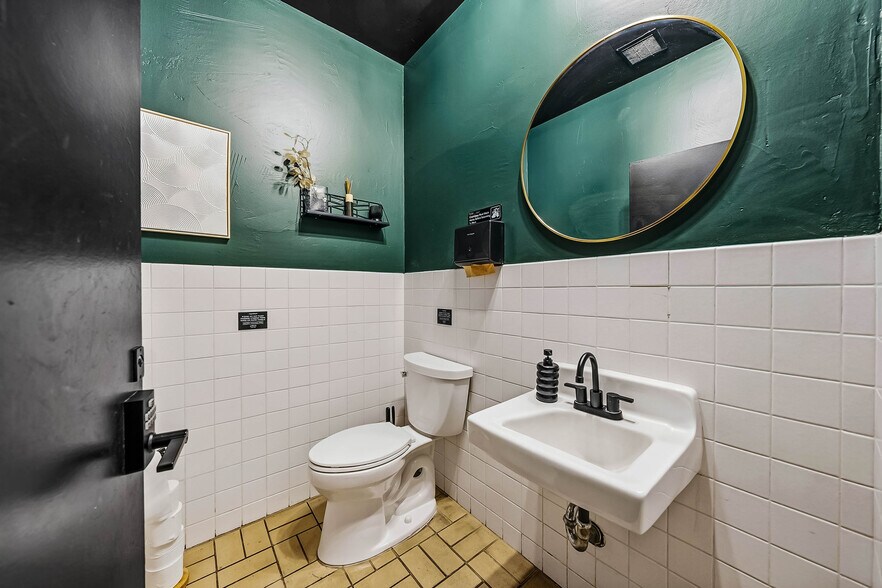 More Photos Of 239 SE G St, Grants Pass General Retail For Sale