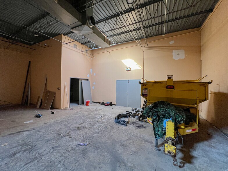 More Photos Of 1541-1543 Bourbon Pky, Streamwood Light Distribution For Lease