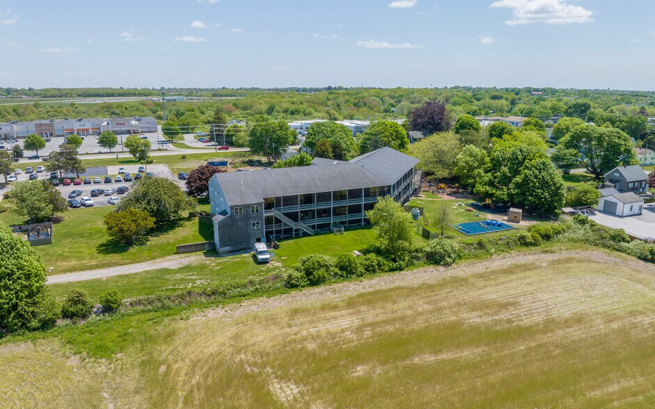 More Photos Of 1272 W Main Rd, Middletown Unknown For Lease