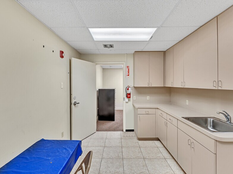 More Photos Of 4699 Nob Hill Rd, Sunrise Medical For Sale